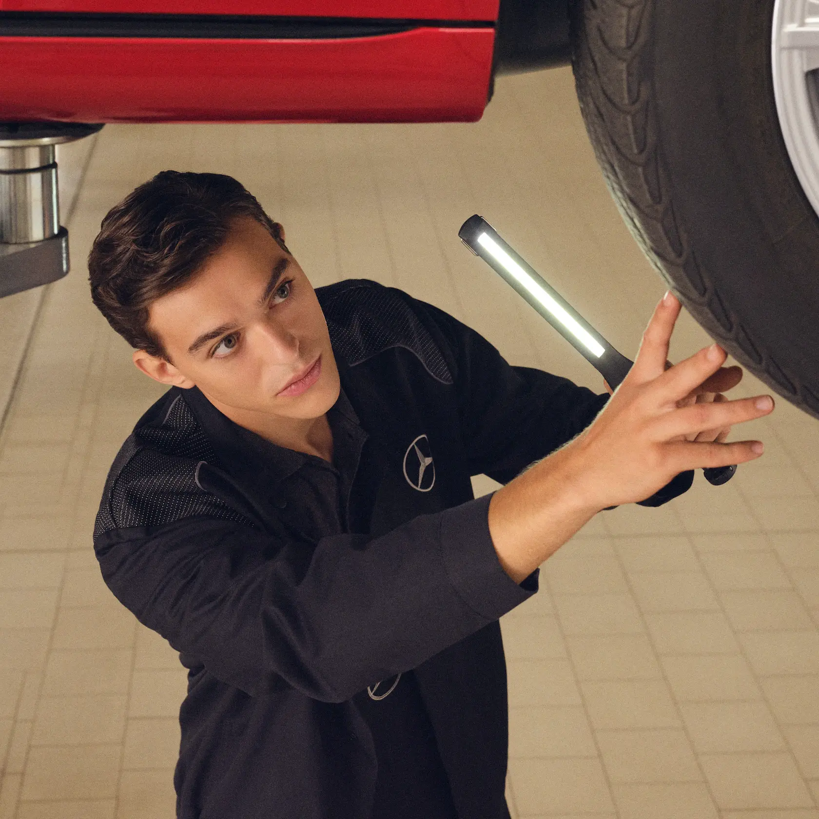 Técnico certificado Mercedes-Benz realizando mantenimiento