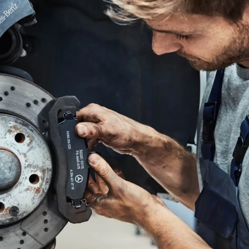 Técnico instalando repuestos originales Mercedes-Benz
