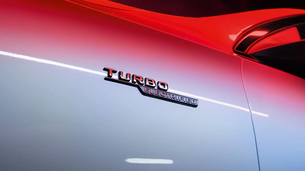 Emblema TURBO ELECTRIFIED en los guardabarros delanteros