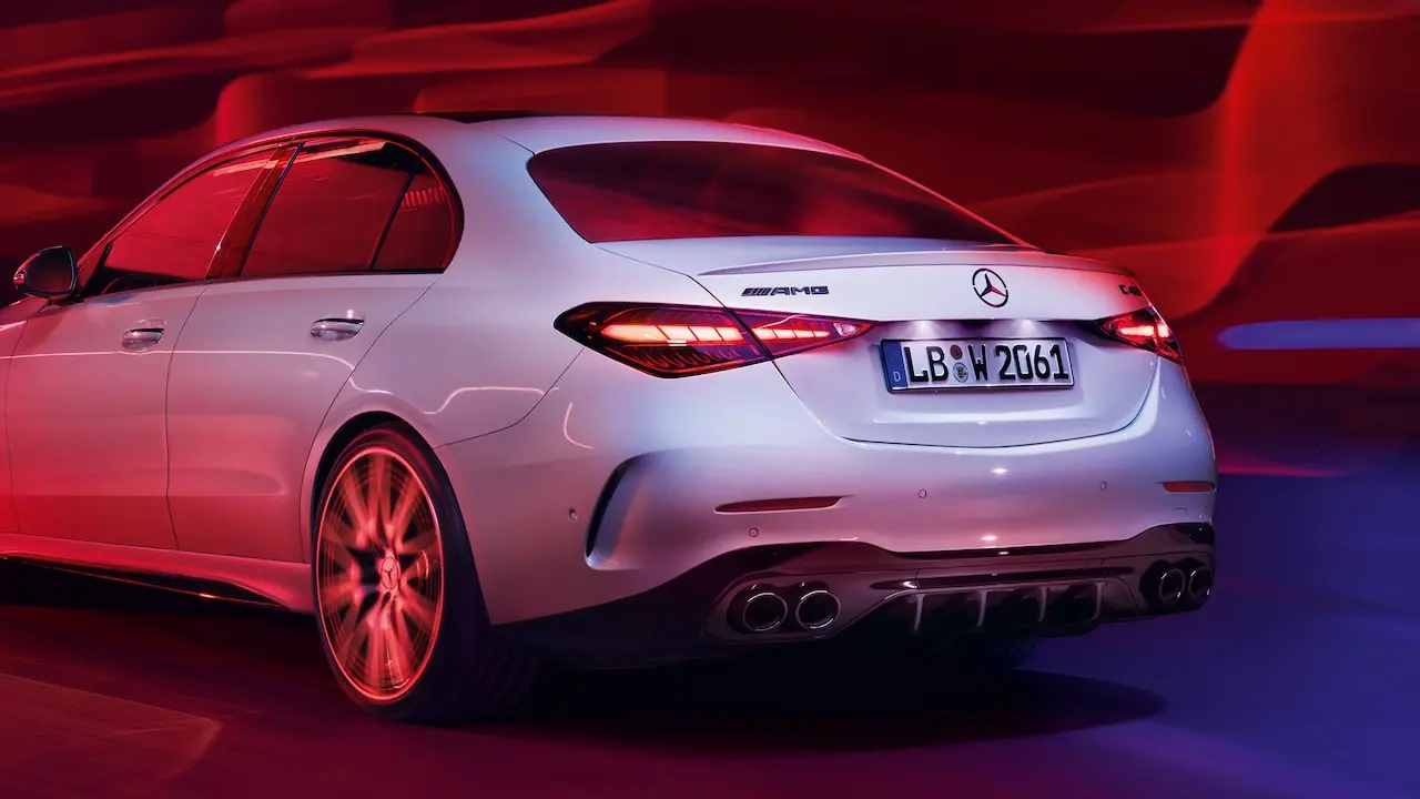 Faldón trasero AMG con inserto de difusor en negro de alto brillo