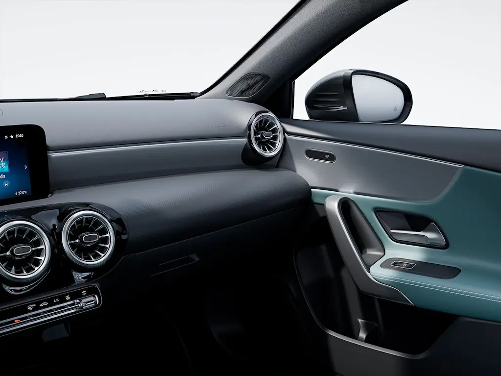 Elementos de adorno de aluminio claro con rectificado longitudinal