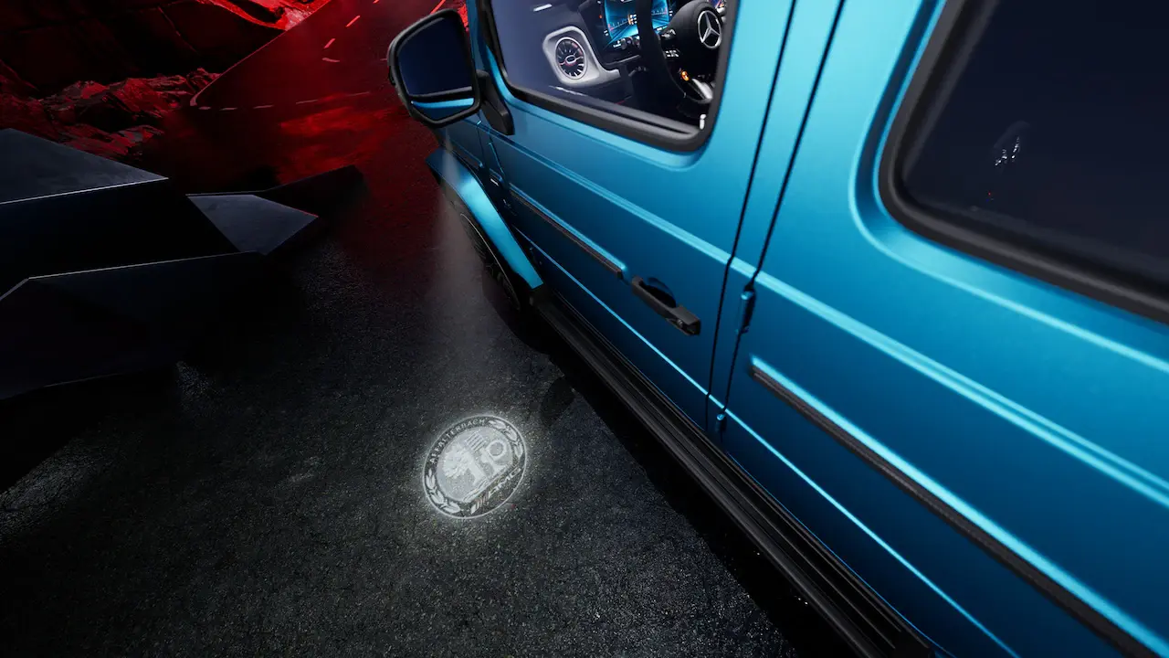 Iluminación del entorno con proyección del emblema de la marca