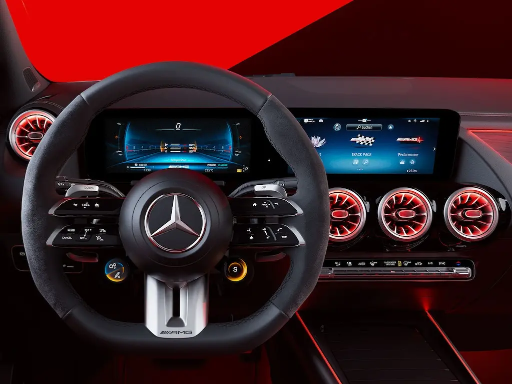 Puesto de conducción widescreen con sistema multimedia MBUX y diseños de visualización específicos de AMG