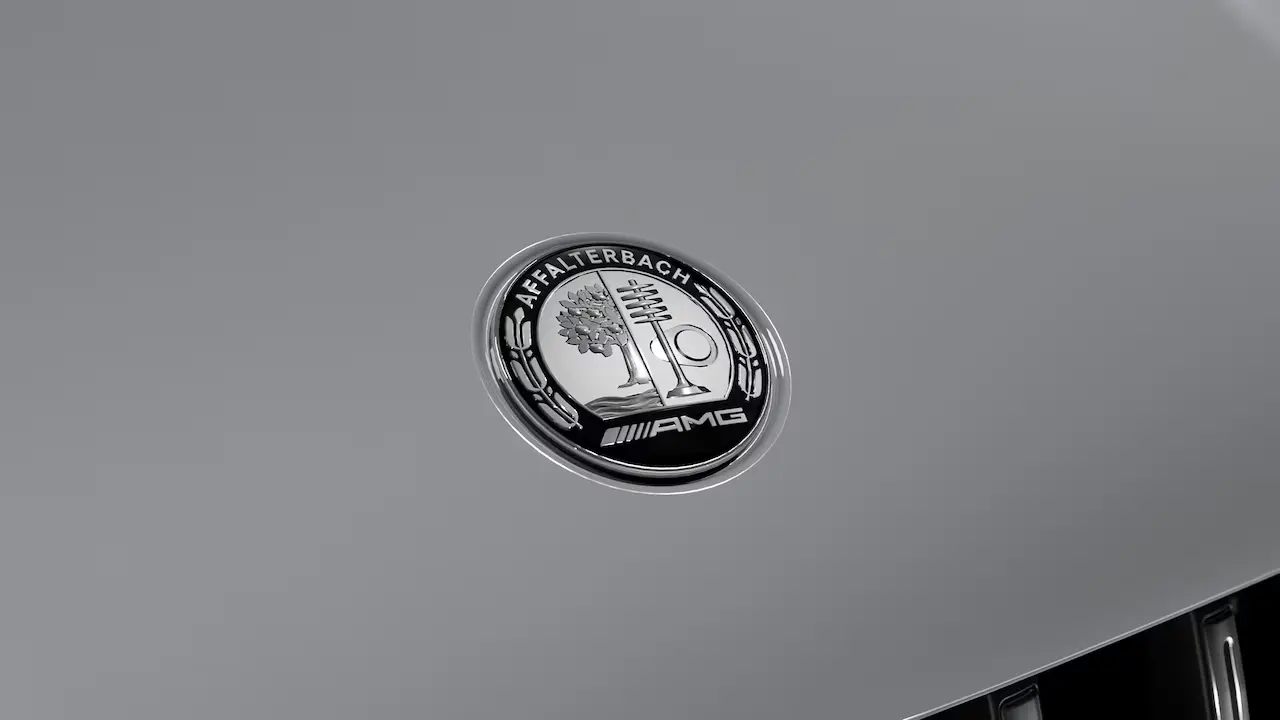 Capó con escudo AMG