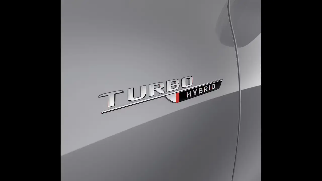 Distintivo «TURBO HYBRID» en los guardabarros delanteros