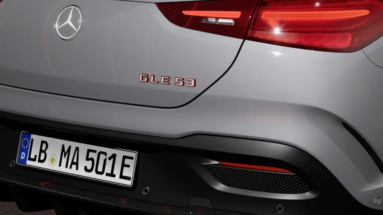 Denominación de modelo estampada en rojo en la puerta trasera