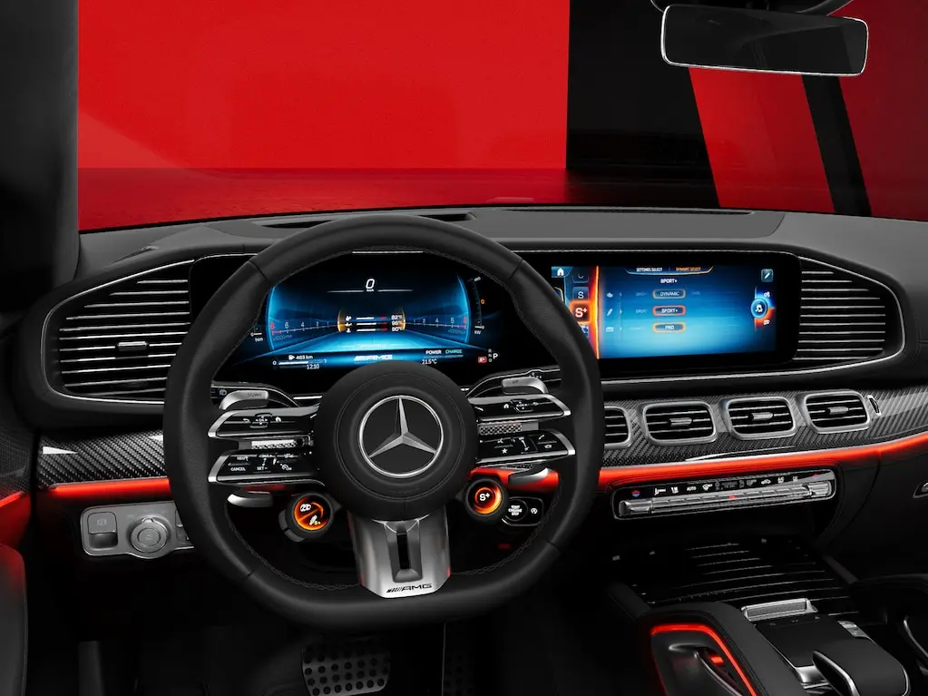 Puesto de conducción widescreen con diseños de pantalla específicos AMG