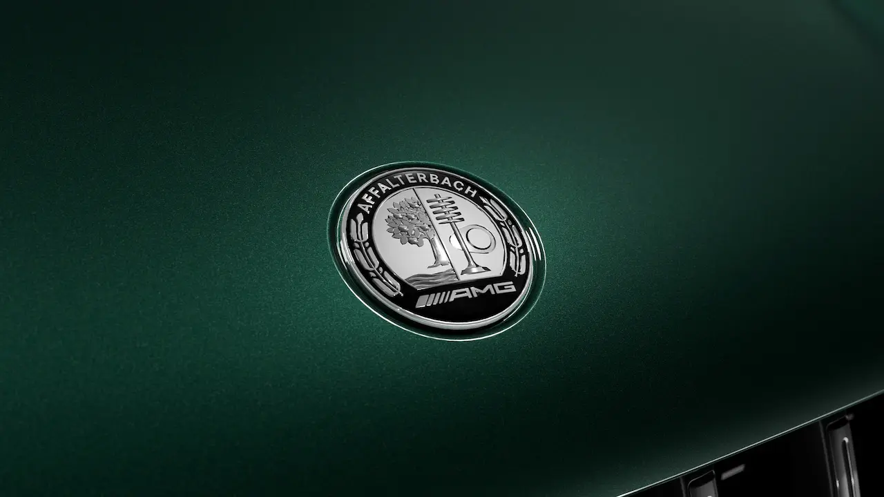 Capó con escudo AMG