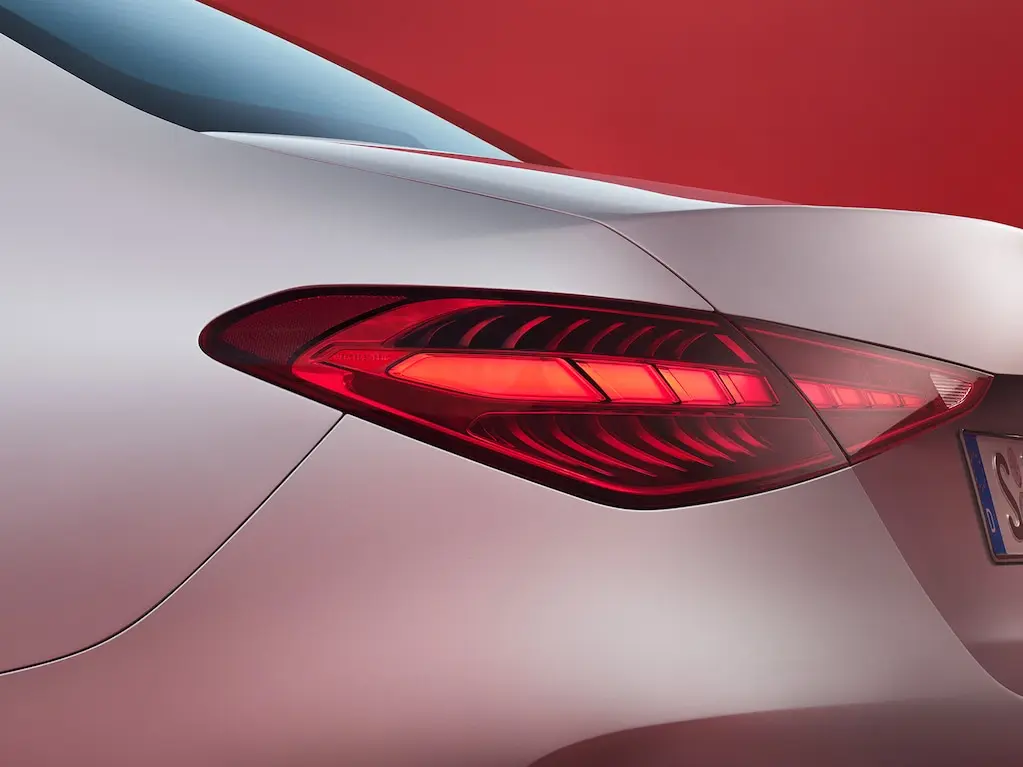 Llamativa parte trasera con luces divididas