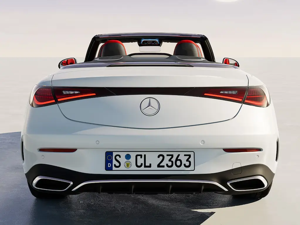 Luces traseras de dos piezas con elemento de diseño unificador