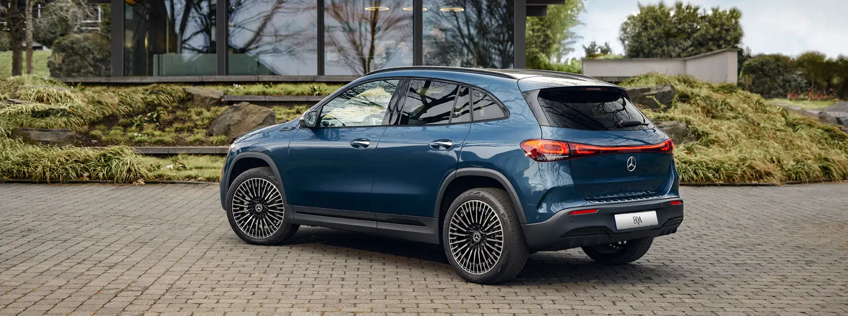 EQA 350 4MATIC gallery image