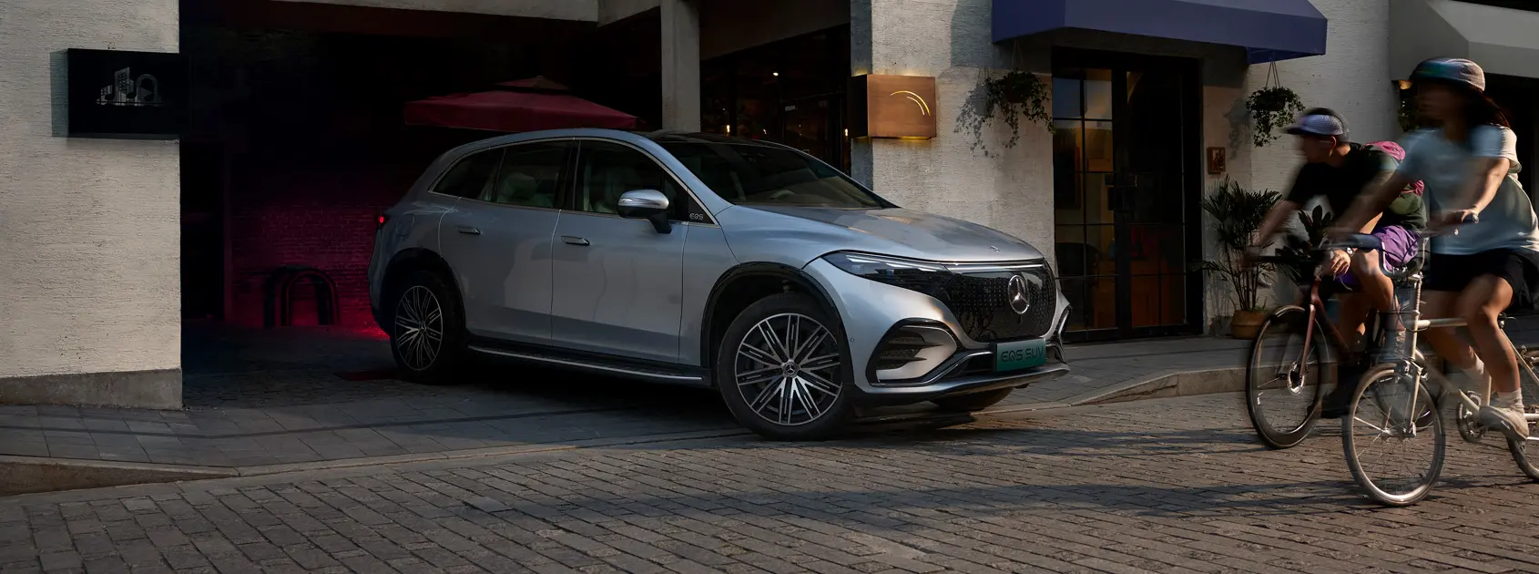 EQS 450 4MATIC SUV gallery image