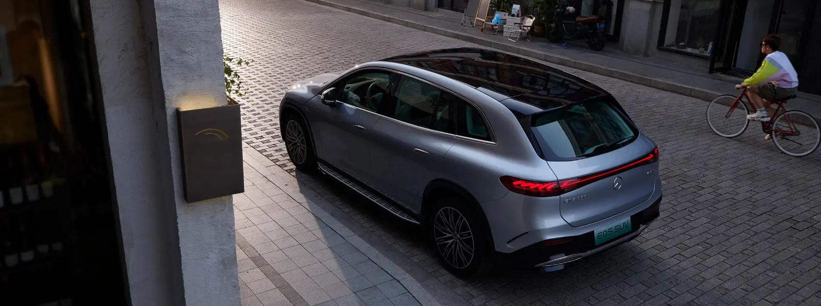 EQS 450 4MATIC SUV gallery image