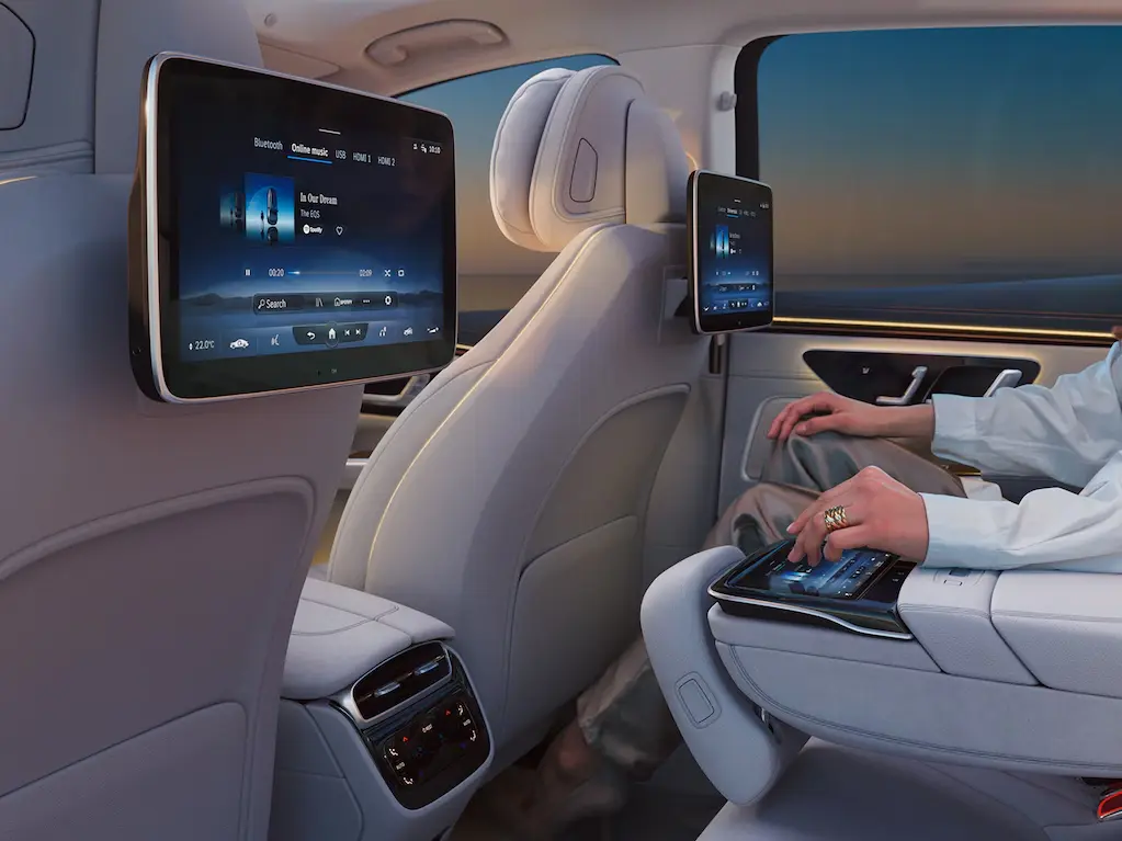 Sistema de entretenimiento MBUX High-End en la parte trasera