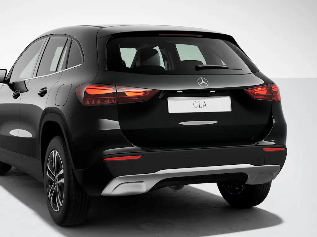 Nueva parte trasera con embellecedor de la salida de escape y luces traseras totalmente LED