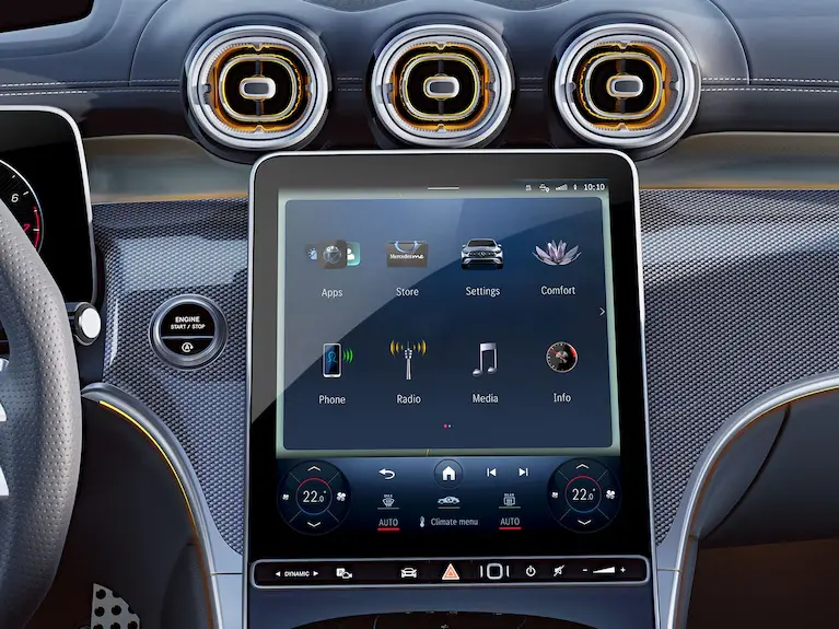 Visualizador central con pantalla táctil orientado hacia el conductor