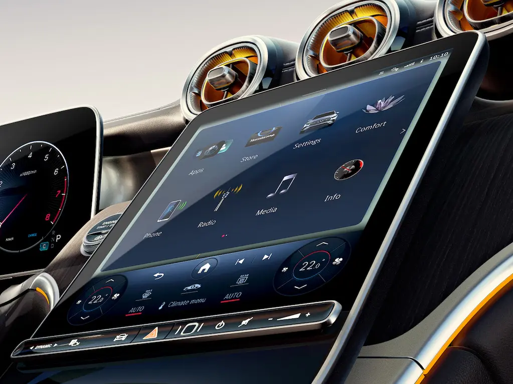 Sistema multimedia MBUX con visualizador central