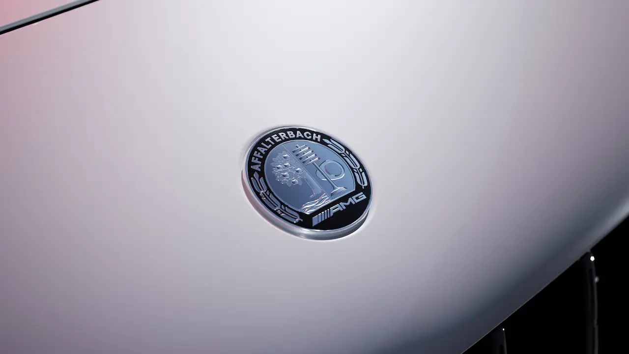 Capó con escudo AMG