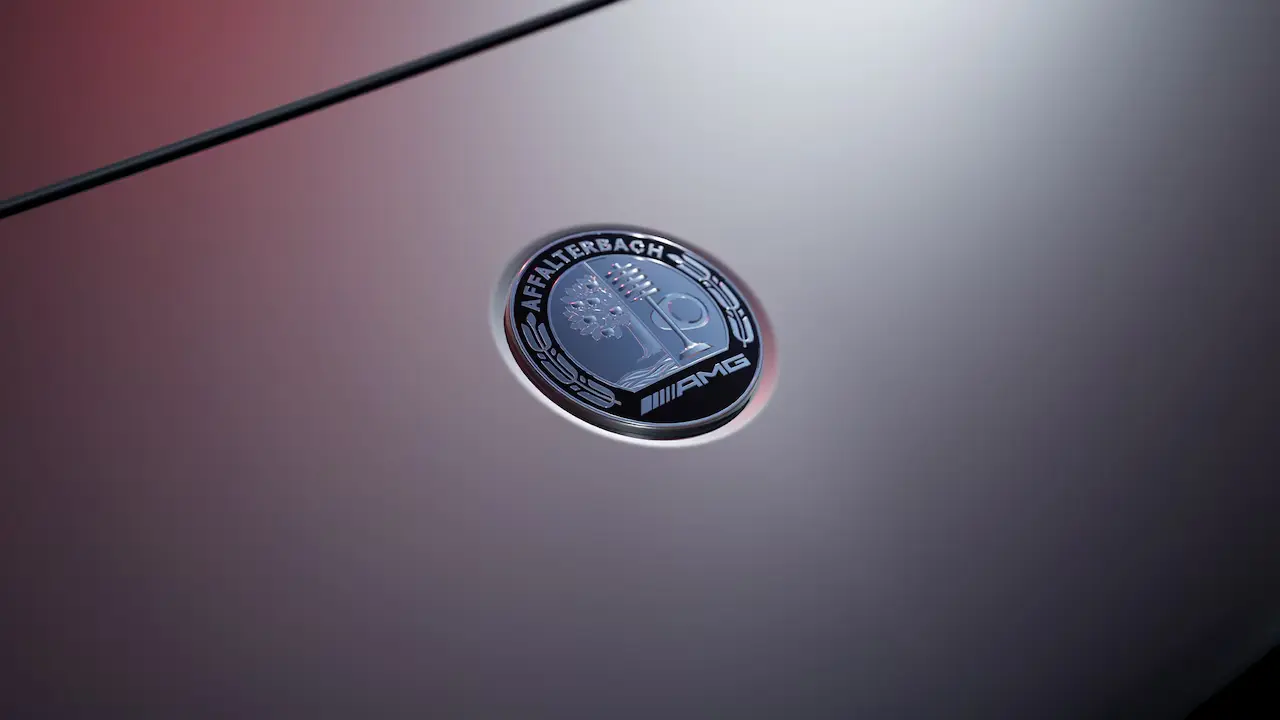 Capó con escudo AMG