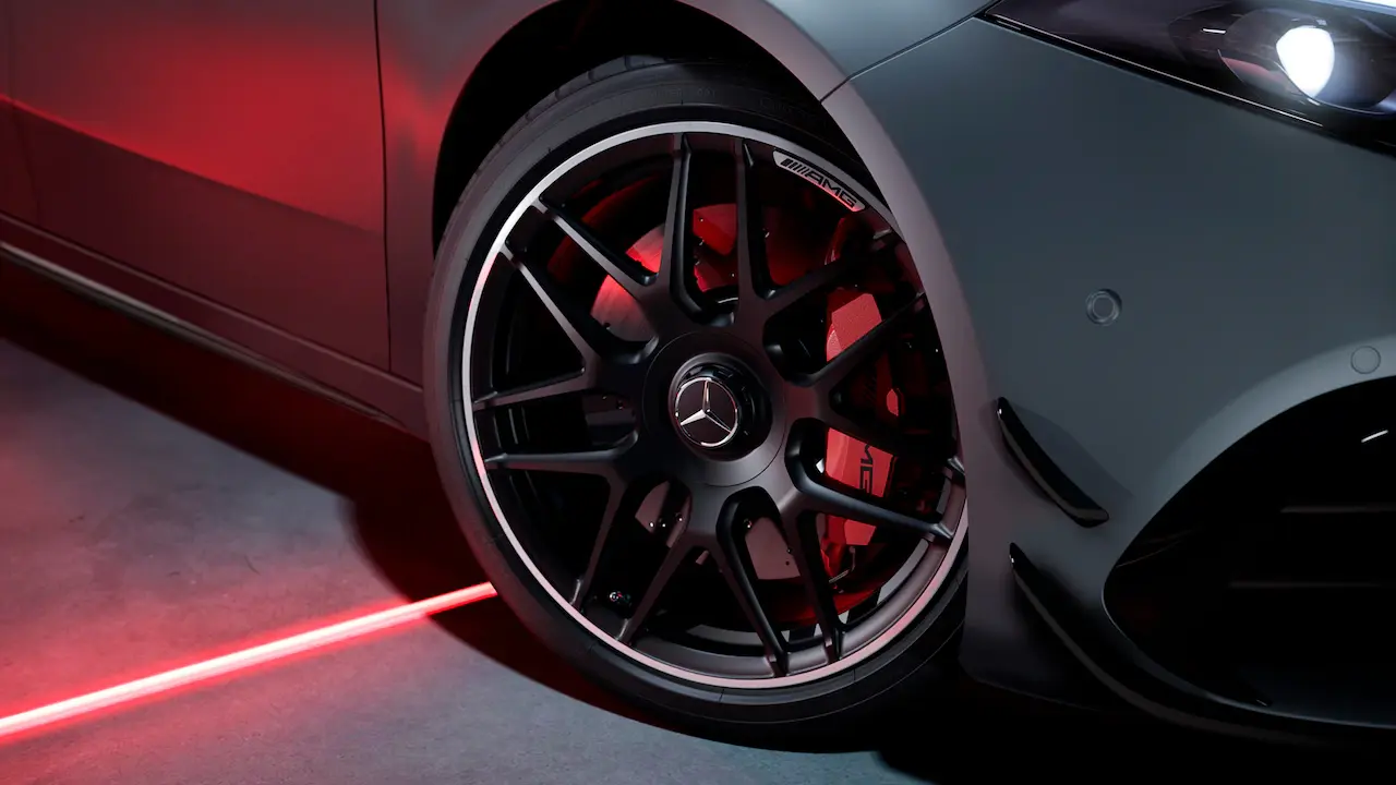 Rines forjados AMG de 19' en diseño de radios cruzados 