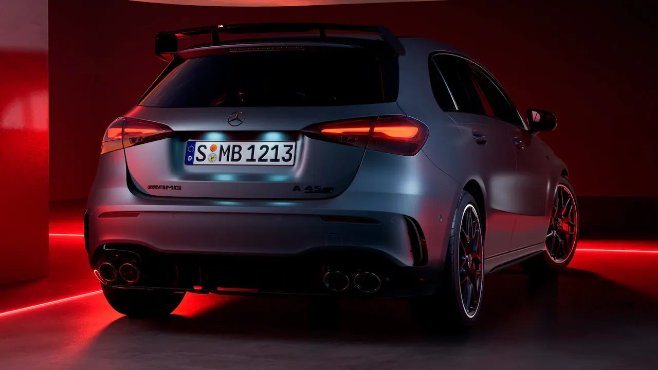 Faldón trasero AMG de diseño específico con efecto difusor